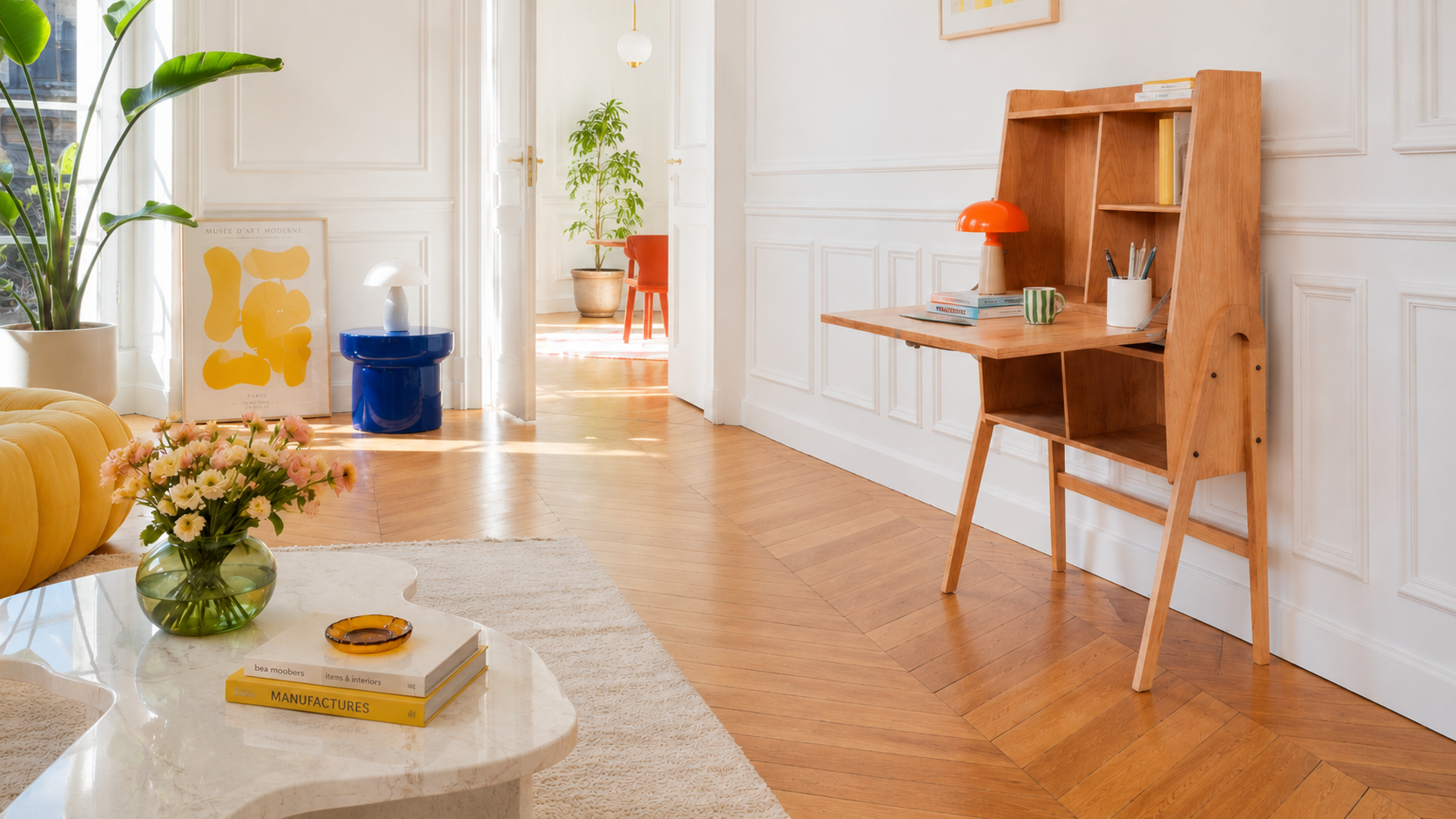 Secrétaire années 70 dans un salon