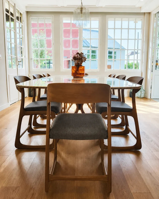 Des chaises traineau Baumann au style intemporel entièrement restaurées