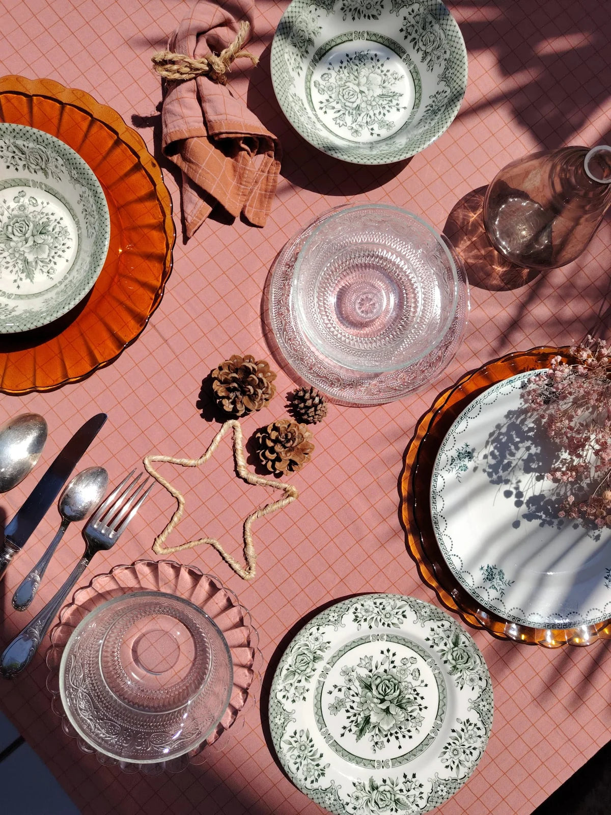 Nappe avec couverts anciens et linge de table