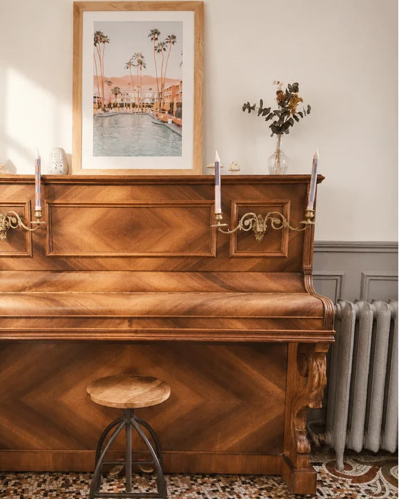 Piano ancien avec cadre et bougies