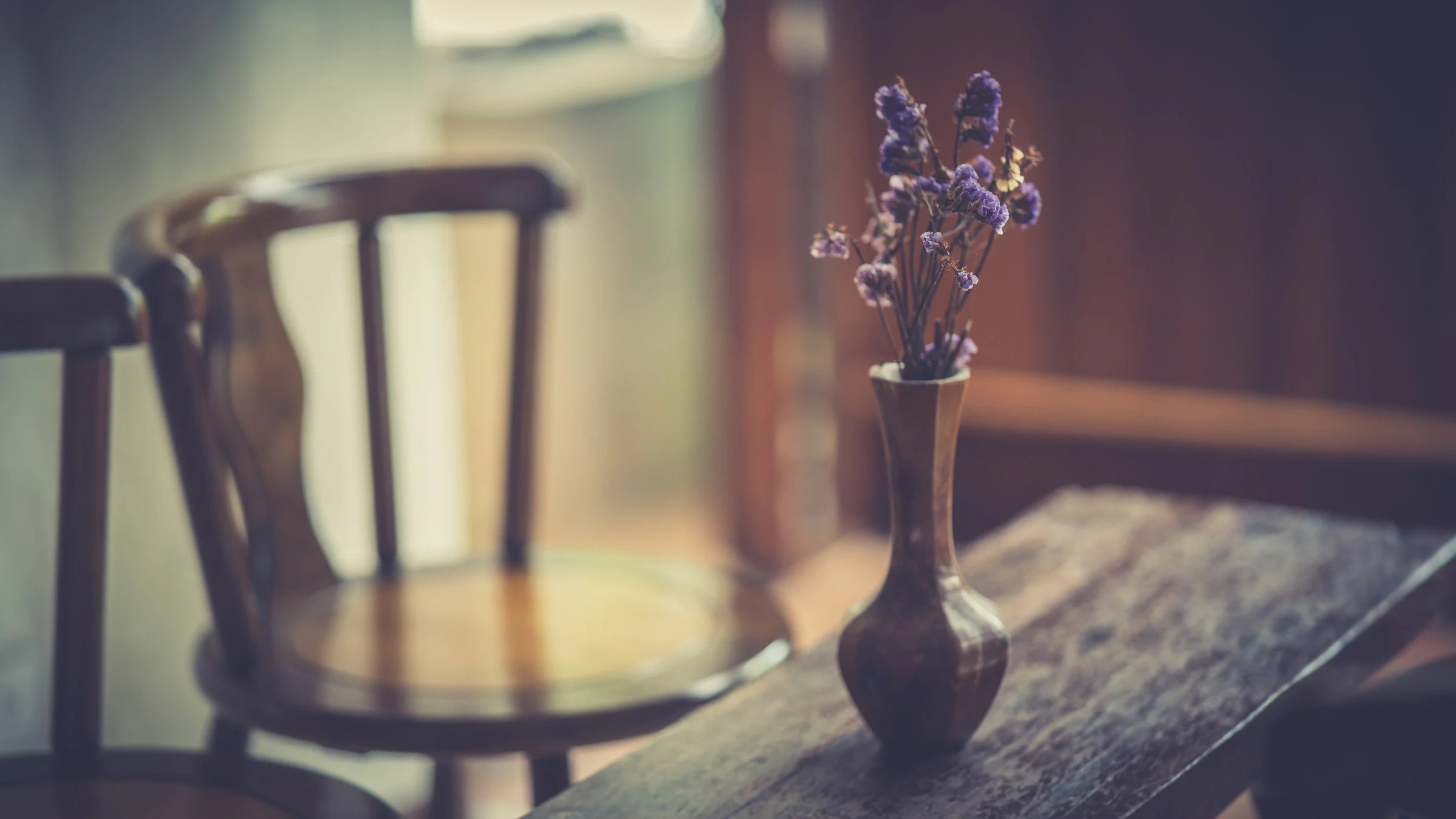 Bouquet de fleurs séchées sur banc rustique