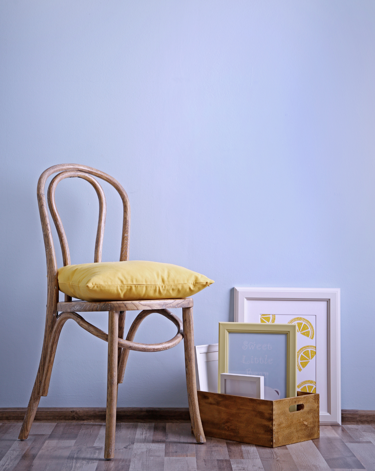Chaise ancienne avec cadres