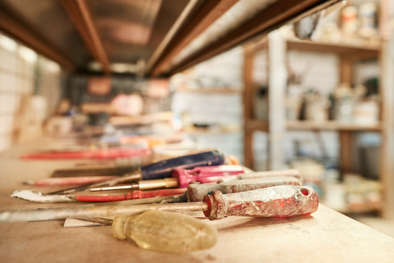Outils de menuiserie dans un atelier